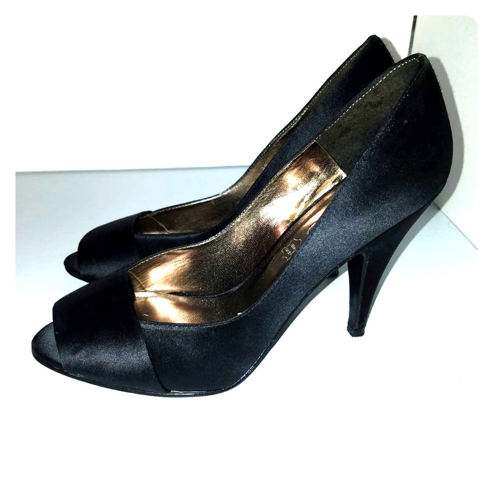 Black stain peep-toe heels